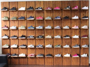 Athletic shoe stores Dusseldorf shines repairs near you