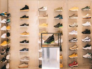 Athletic shoe stores Valencia shines repairs near you